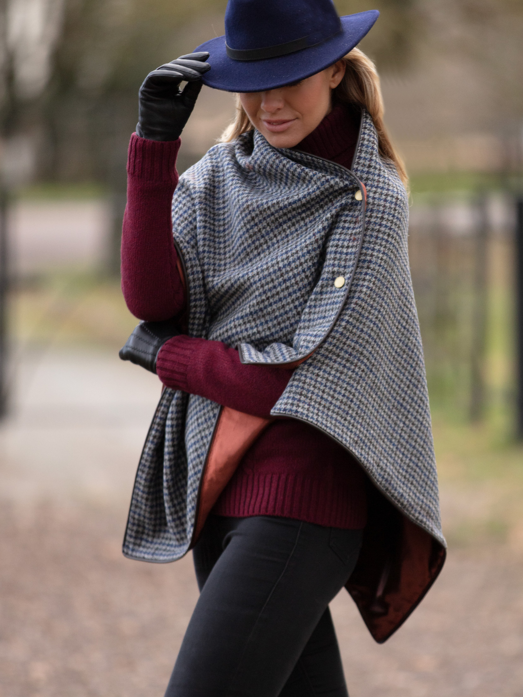 Made in England Tweed Shawl in Lightweight Navy and Grey Houndstooth Wool with Rich Rust Satin Lining – Finished with Dark Brown Leather-Look Binding and Gold John Partridge Stud Fastenings – Timeless British Wrap for Women